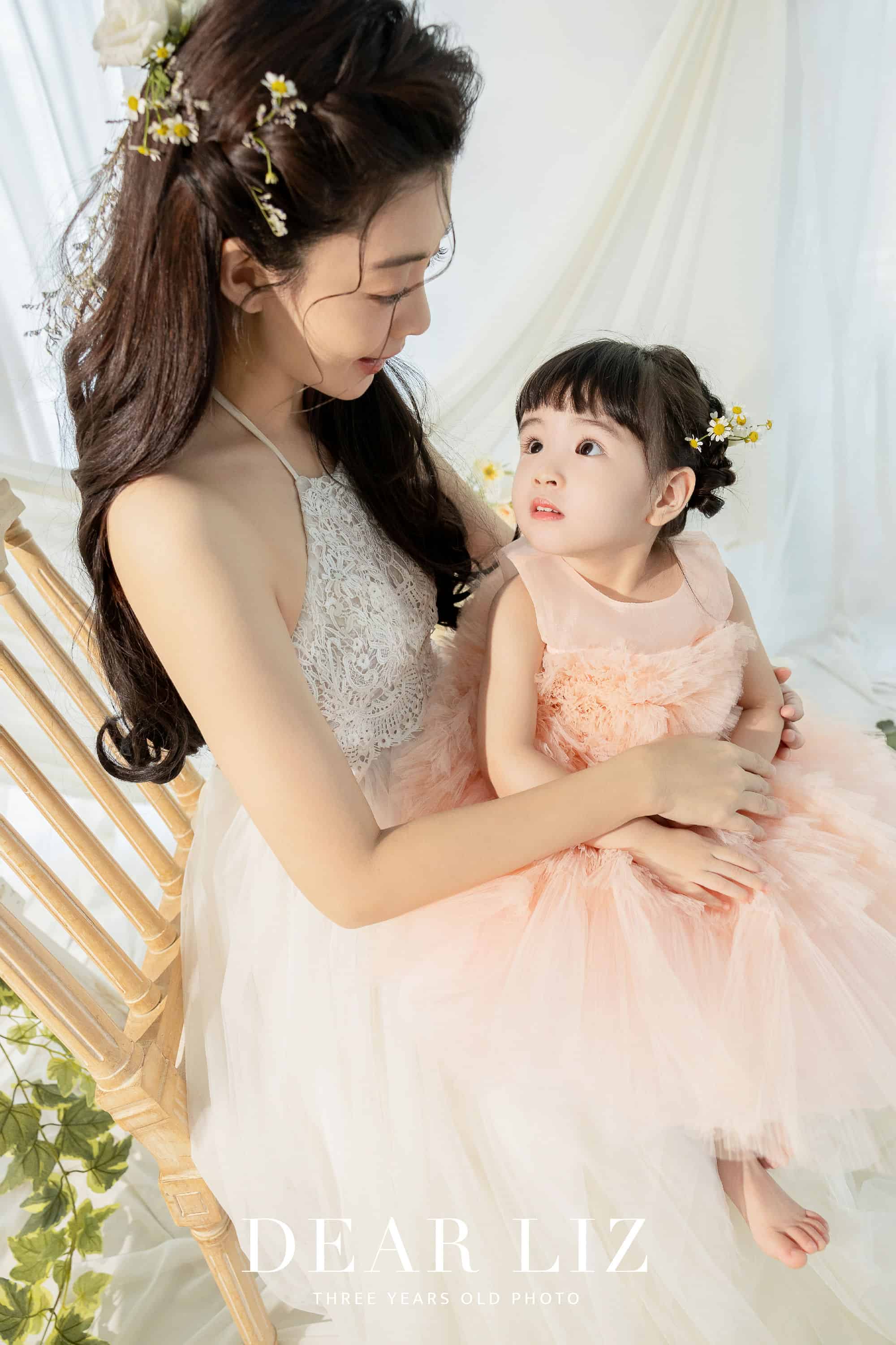 三週歲寫真:芝麻和媽媽夏如芝一起合照