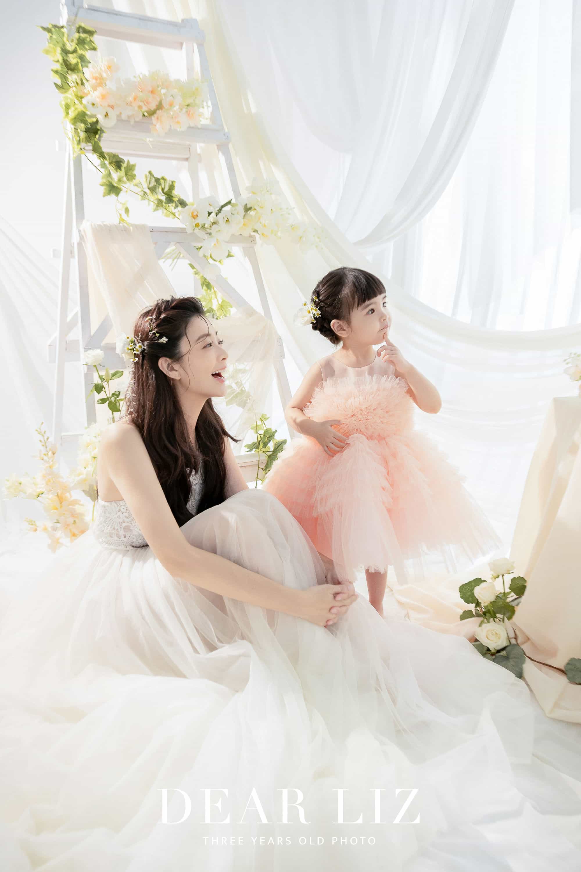 三週歲寫真:芝麻和媽媽夏如芝一起合照